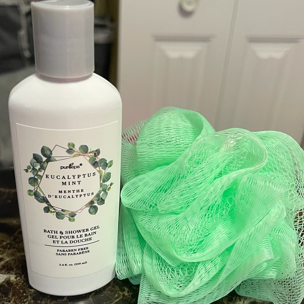 Eucalyptus mint shower gel with green shower puff